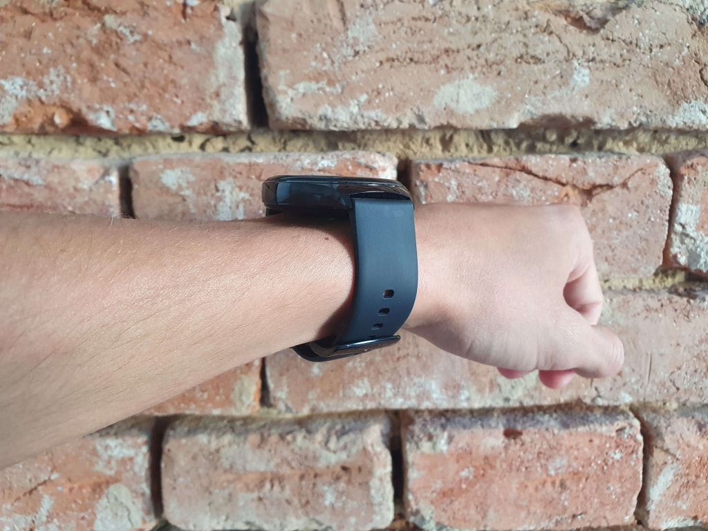 Pasek z fluoroelastomeru dopasowuje się do szczupłych nadgarstków