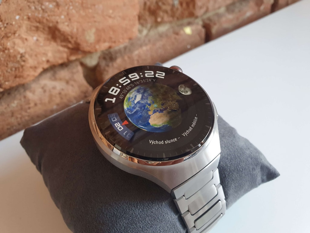 Wyświetlacz wersji Pro jest sferyczny i oferuje nieco lepsze kąty widzenia