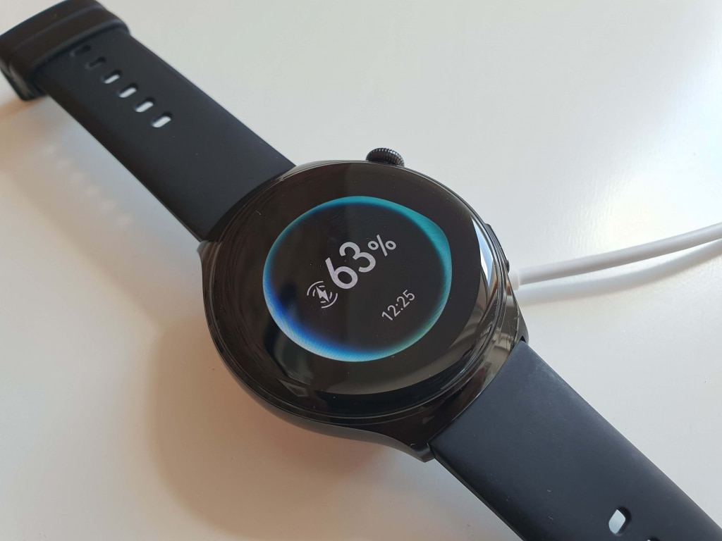 Wersje obsługują ładowanie bezprzewodowe za pomocą adaptera, co jest również typowe dla starszych generacji