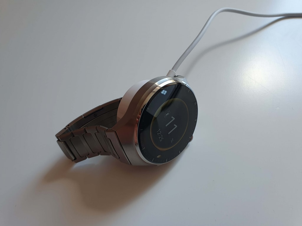 Wersja Pro ładuje się dłużej, ponieważ ma baterię o większej pojemności