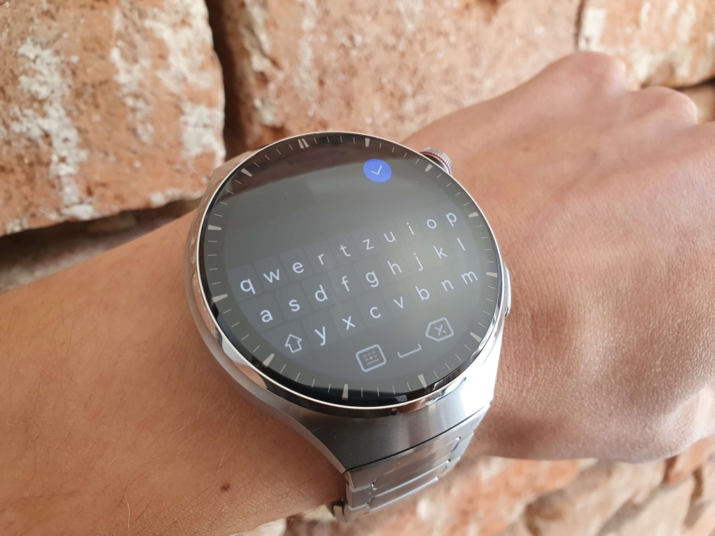 Możesz także pisać własne wiadomości za pomocą pełnowymiarowej klawiatury