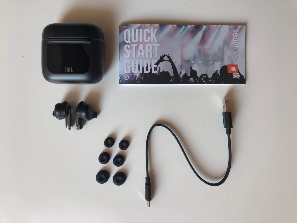 Pakiet zawiera podstawowe akcesoria i trzy pary wkładek dousznych