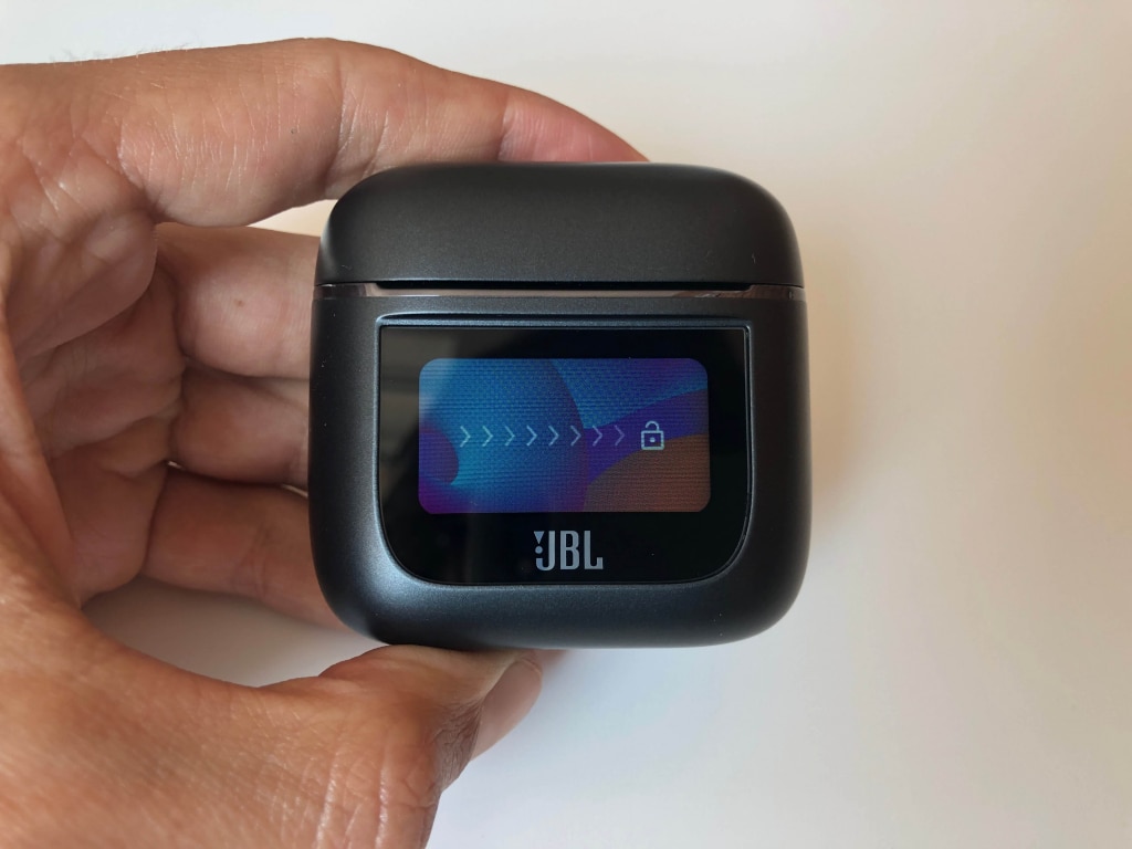 Słuchawki JBL Tour Pro 2 są pierwszymi na rynku z wyświetlaczem na obudowie