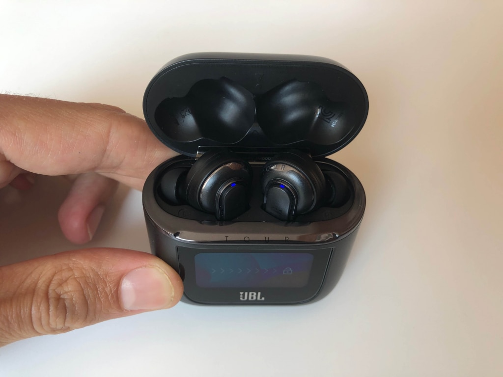 W przypadku grubszych palców wyjmowanie słuchawek z etui może być problematyczne