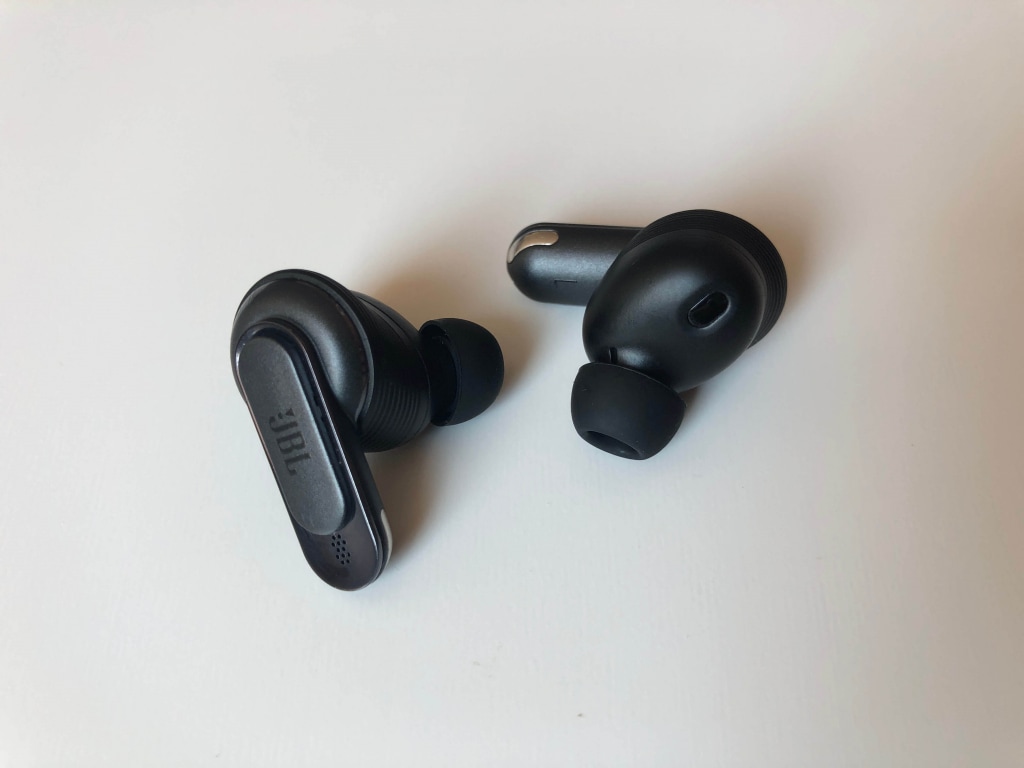 Pomimo wyprofilowania, słuchawki dobrze leżą w uszach