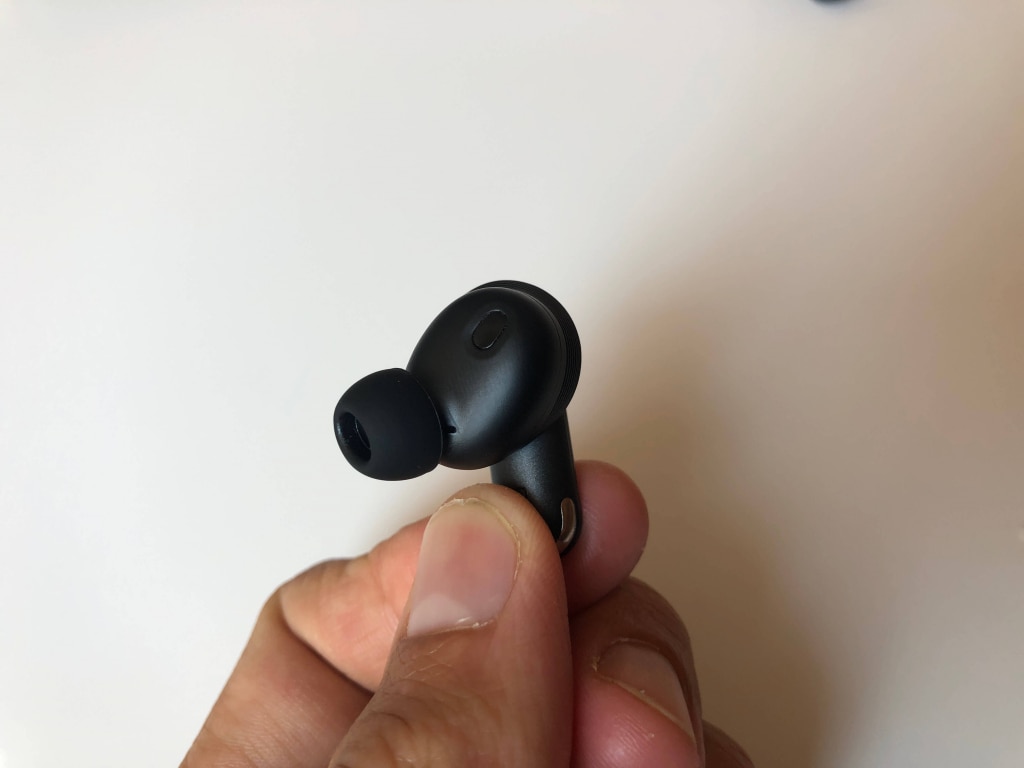 Zaletą jest czujnik, który wykrywa położenie słuchawki w uchu