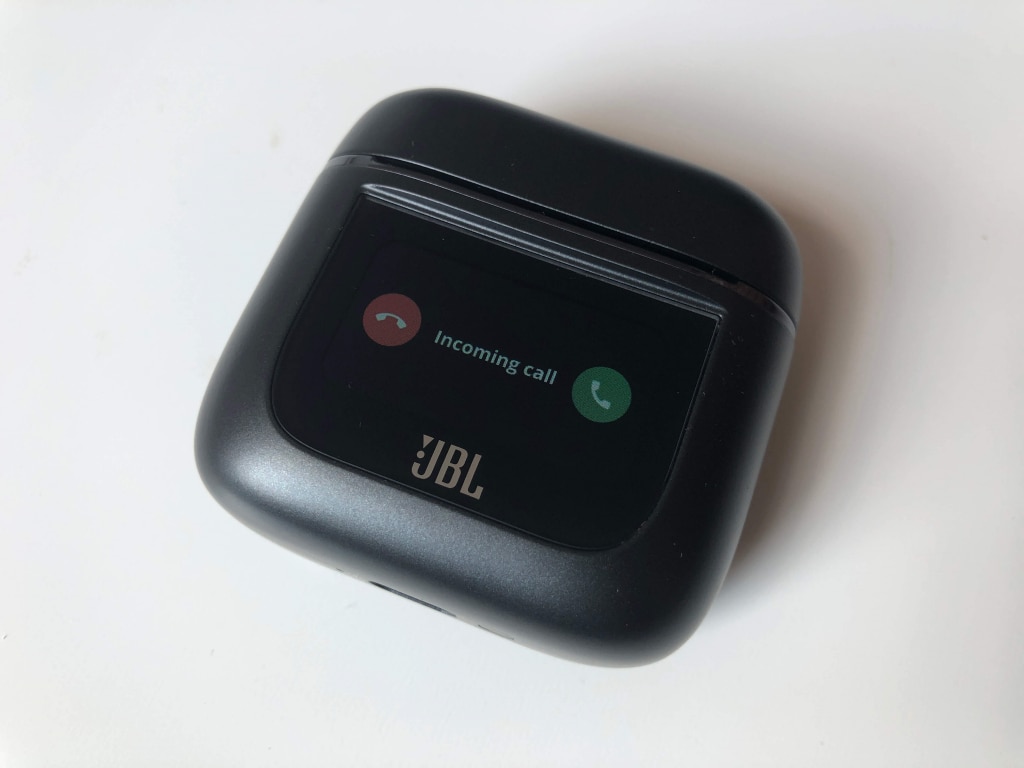 Możesz użyć etui, aby zaakceptować lub odrzucić połączenia