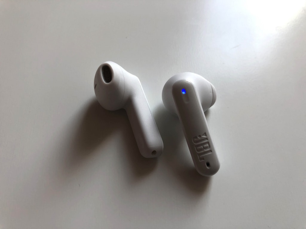 Pady dotykowe znajdują się w górnej części słuchawek