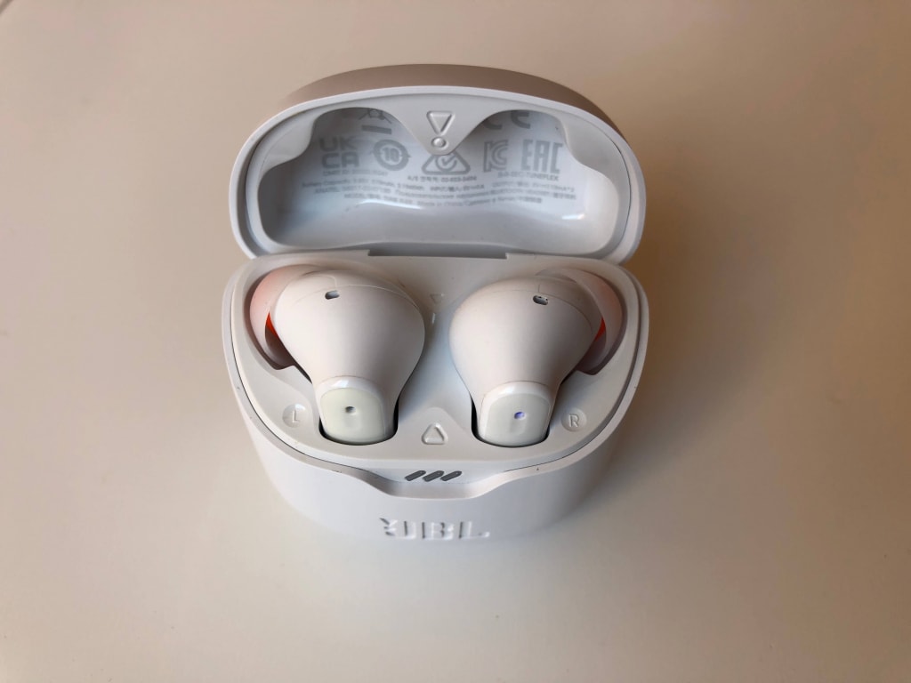 Wnętrze etui zostało zaprojektowane tak, aby pomieścić zarówno pompki, jak i największe wkładki douszne