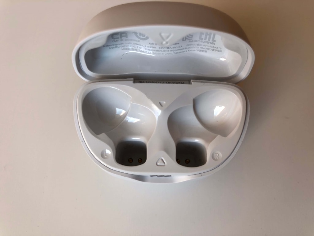 Słuchawki można łatwo włożyć do etui