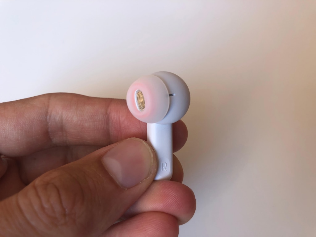 Wkładki douszne do pewnego stopnia podążają za kształtem plastikowych obudów