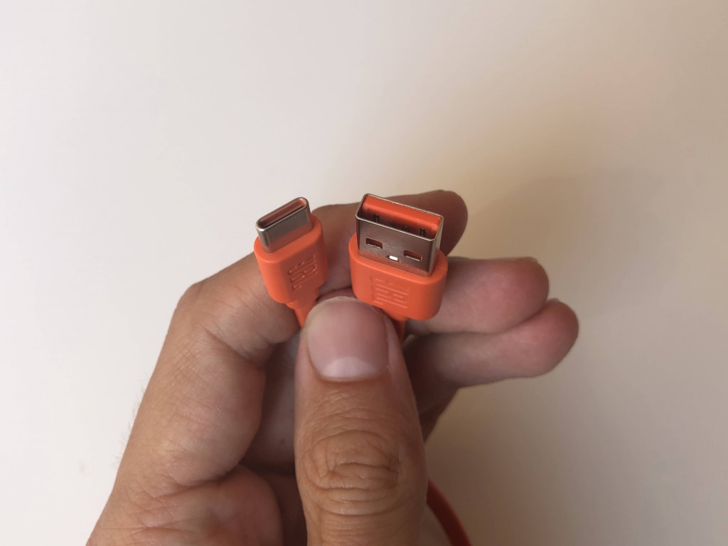 Dołączony kabel jest dość krótki