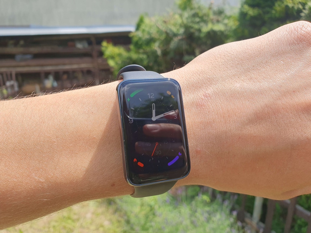 Przy maksymalnej jasności 500 nitów czytelność w świetle słonecznym jest solidna;