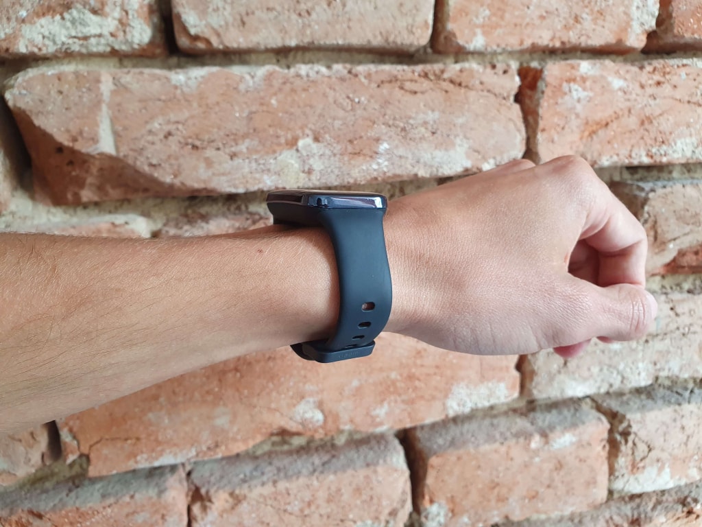 Na szczupłym nadgarstku bransoletka pasuje jak rękawiczka bez utraty komfortu