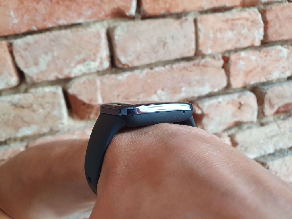 Błyszcząca ramka wyświetlacza dodaje bransoletce elegancji