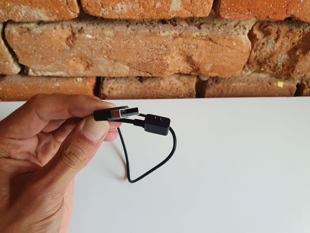 Ładowanie bransoletki za pomocą zasilacza lub urządzenia z wyjściem USB