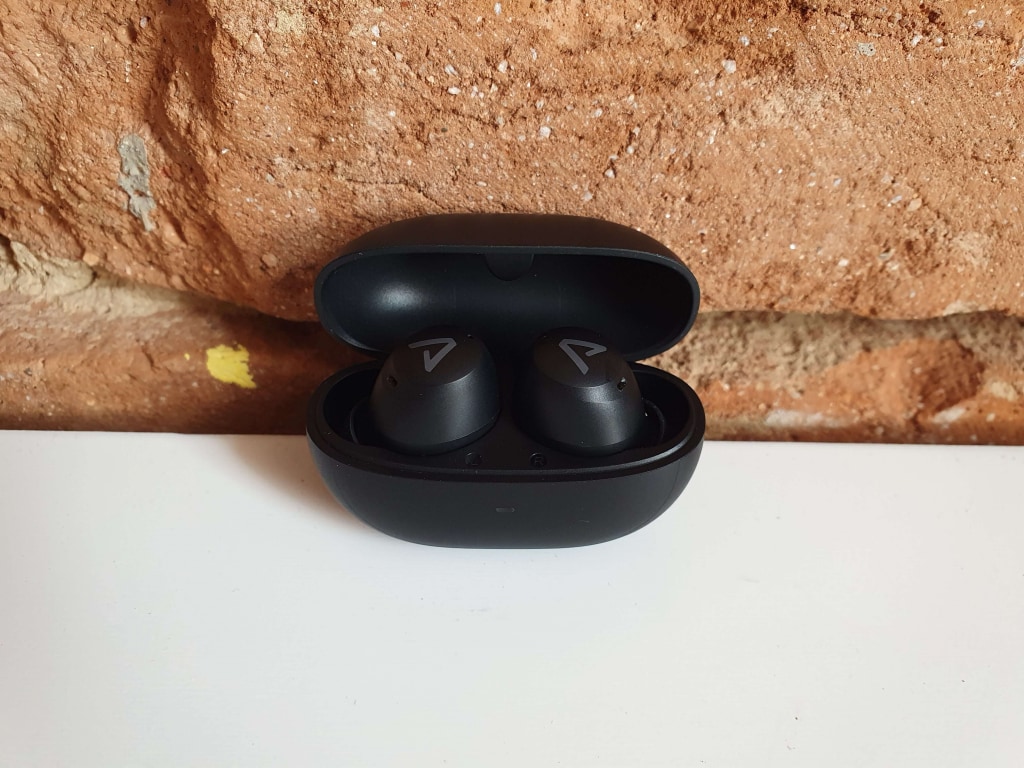 Obudowa jest wyposażona w diodę sygnalizującą ładowanie lub rozładowanie