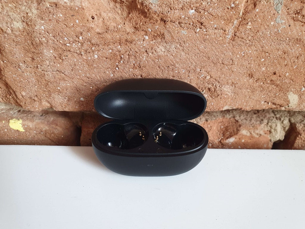 Nie mieliśmy żadnych problemów z włożeniem słuchawek do etui