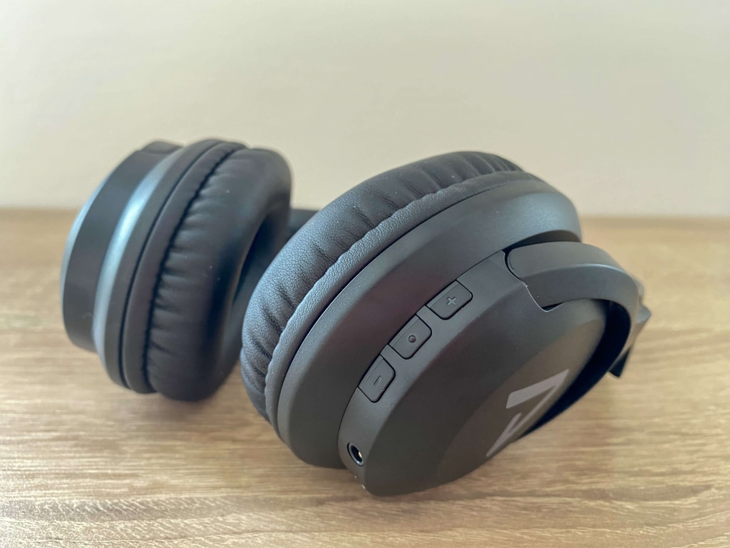 Przyciski znajdują się tylko na prawej słuchawce