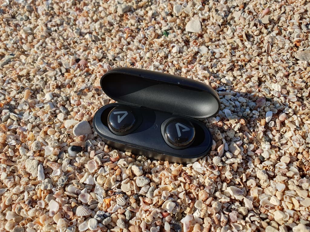 Głównymi zaletami słuchawek są ich rozmiar i cena