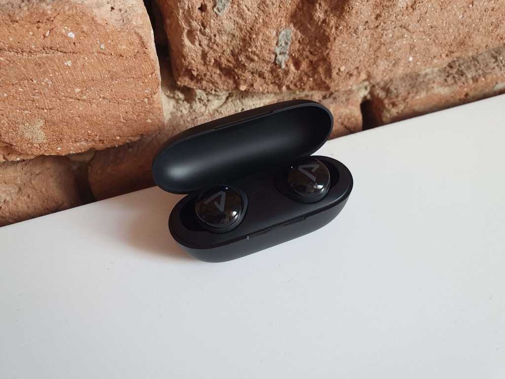 Wyjmowanie słuchawek z etui jest łatwe