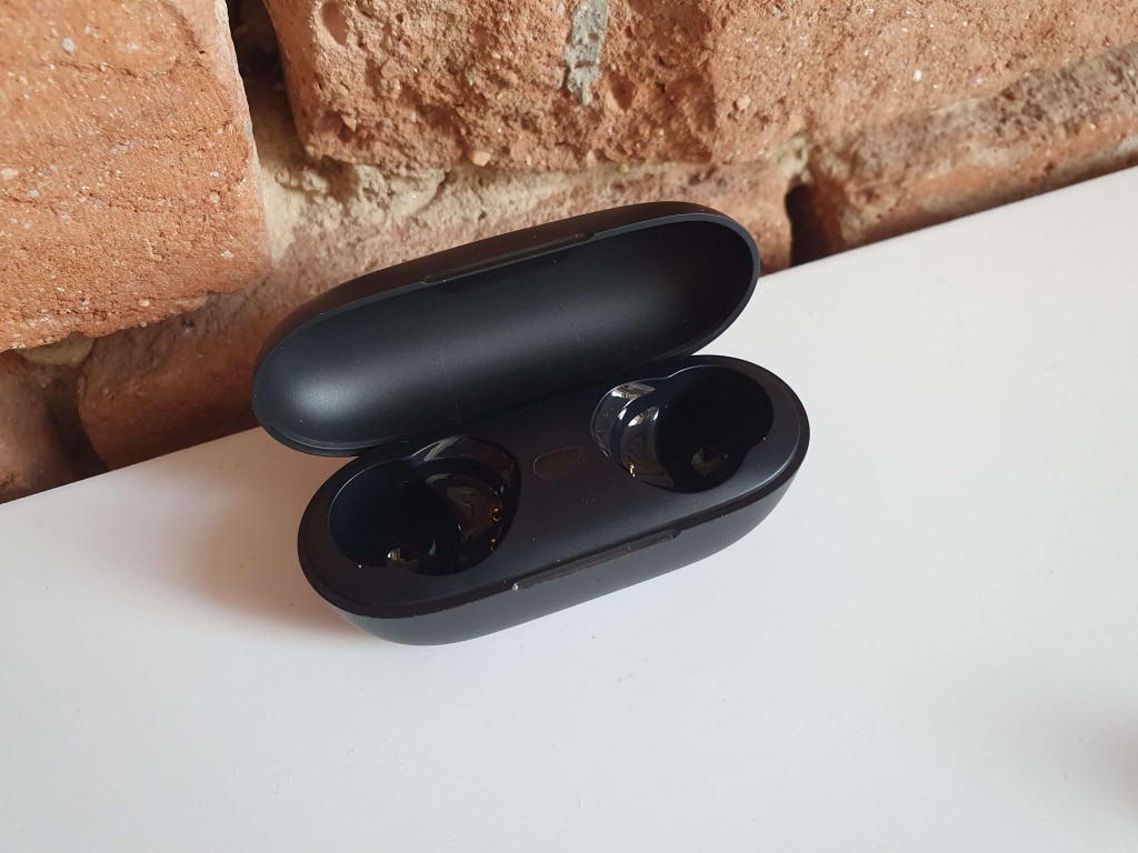 Słuchawki dokładnie pasują do etui