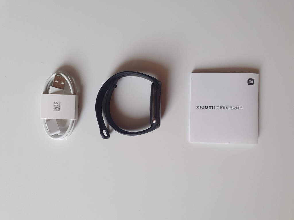 Oprócz bransoletki w opakowaniu znajduje się kabel do ładowania i dokumentacja