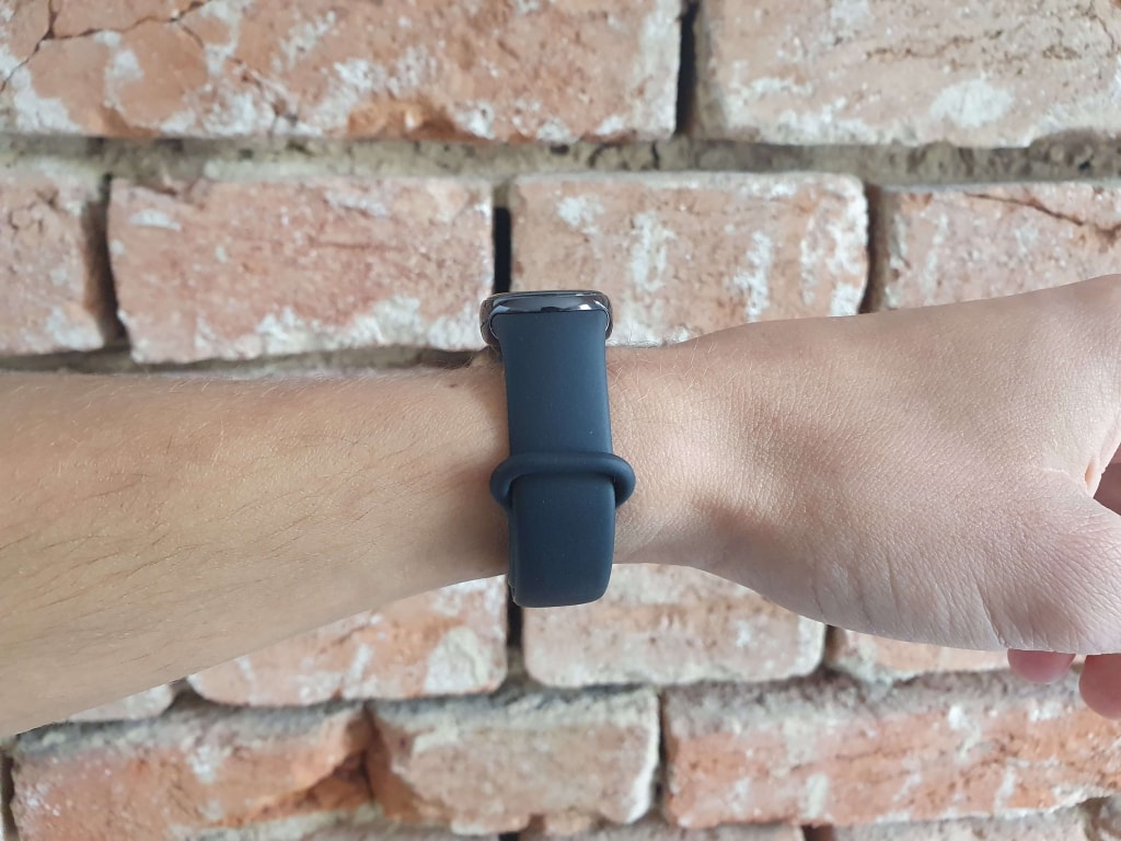 Na szczupłym nadgarstku noszenie bransoletki jest bardzo wygodne