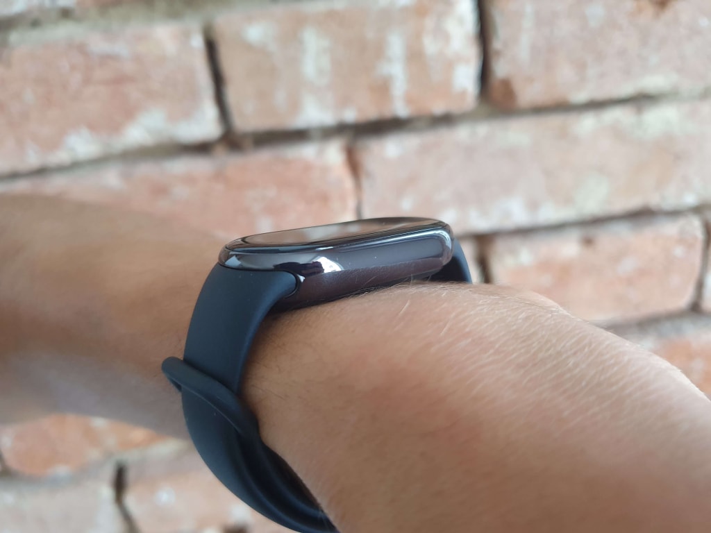 Napotkaliśmy również błyszczącą ramkę wyświetlacza na Smart Band 7 Pro