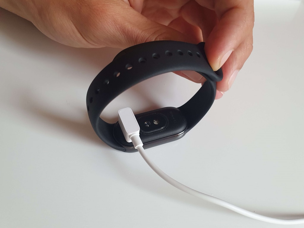 Magnetyczne złącze jest poręczne, ale można je łatwo odłączyć przez pomyłkę