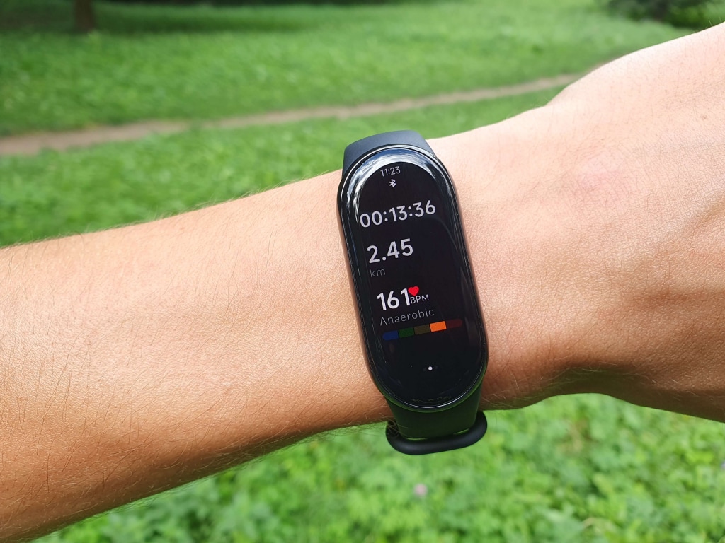 Podczas aktywności podstawowe dane są dostępne bezpośrednio na opasce