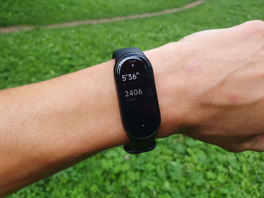 Opaska szybko reaguje na zmiany tempa i innych wskaźników