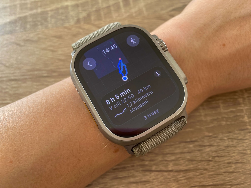 W zegarku znajdują się mapy