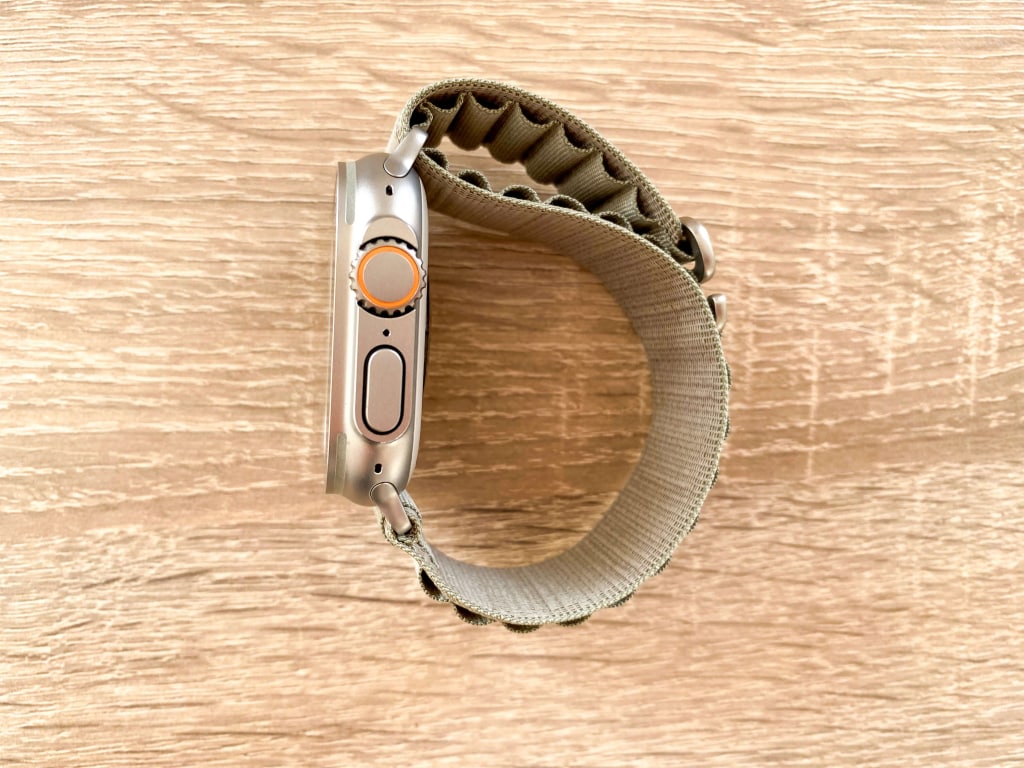 Po prawej stronie znajdziemy przycisk i obrotową koronkę