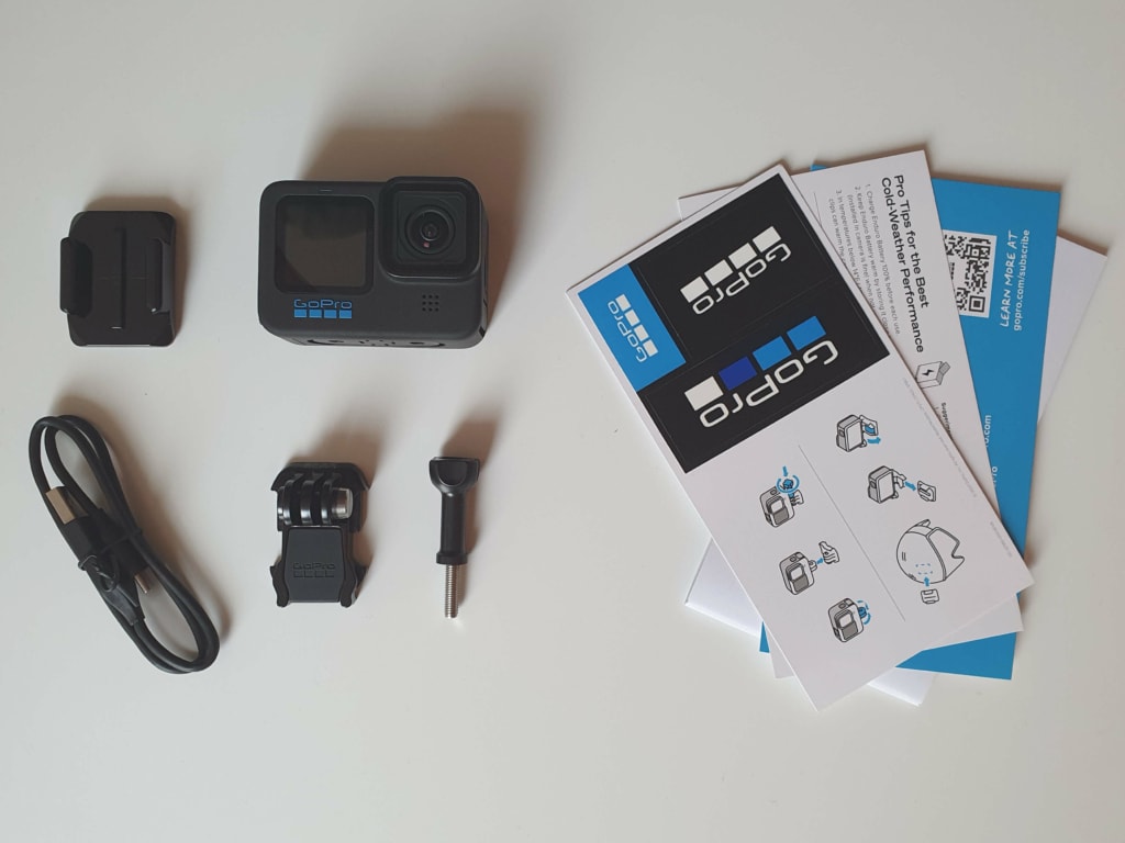 Oprócz kamery w pudełku znajduje się uchwyt na kask i kabel zasilający