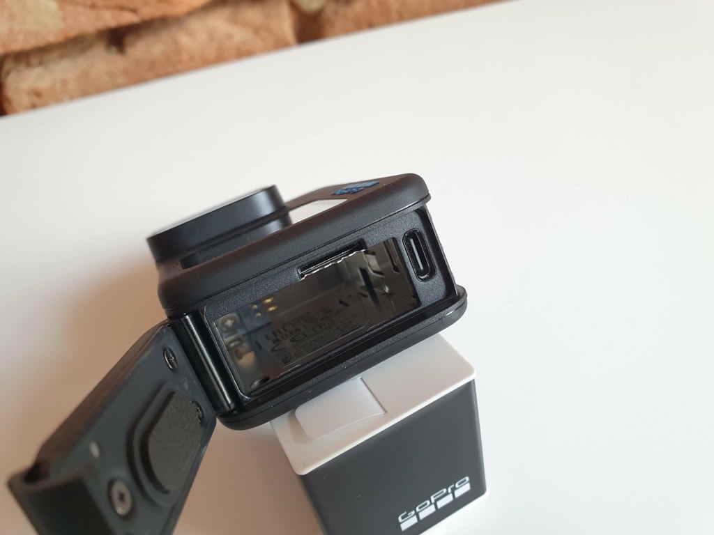 Wszystkie wejścia kamery akcji są bezpiecznie zakryte przez wodoodporną obudowę