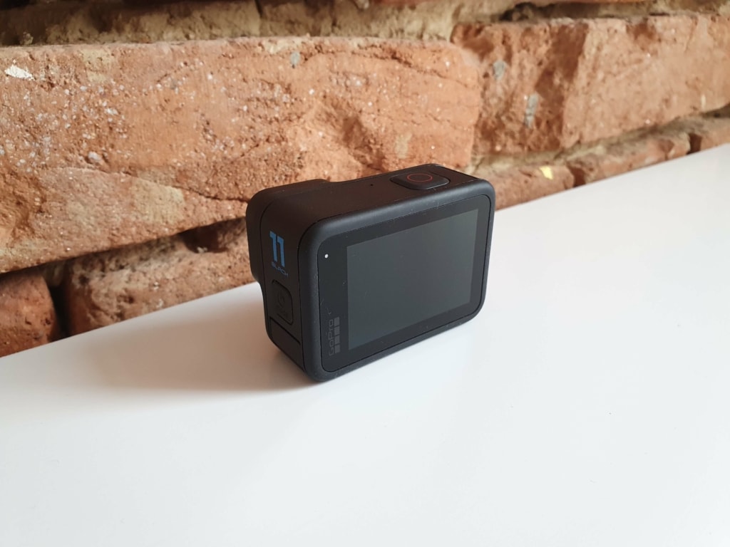 Tylny wyświetlacz jest czuły na dotyk i wyraźny