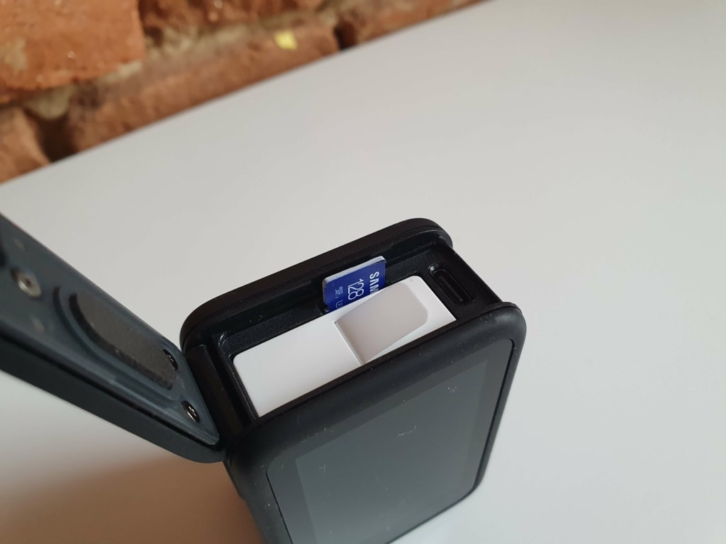 Gniazdo karty microSD jest zabezpieczone wodoodporną osłoną