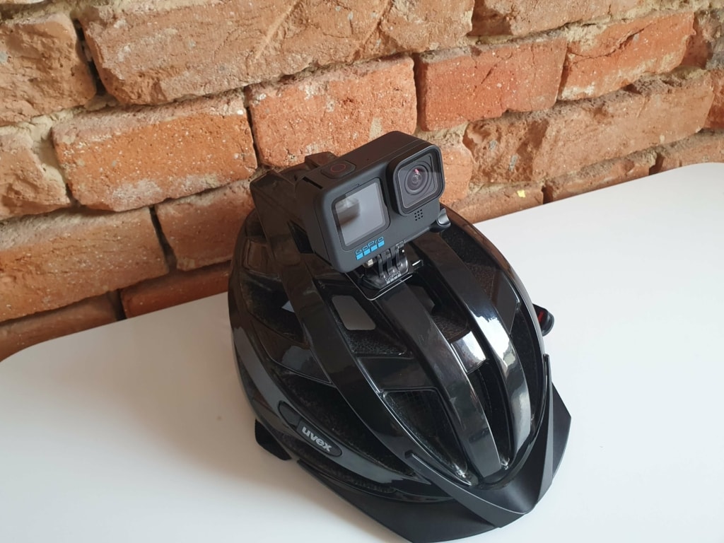 Uchwyt na kask jest lekko zaokrąglony, aby zapewnić najlepszy kontakt z powierzchnią