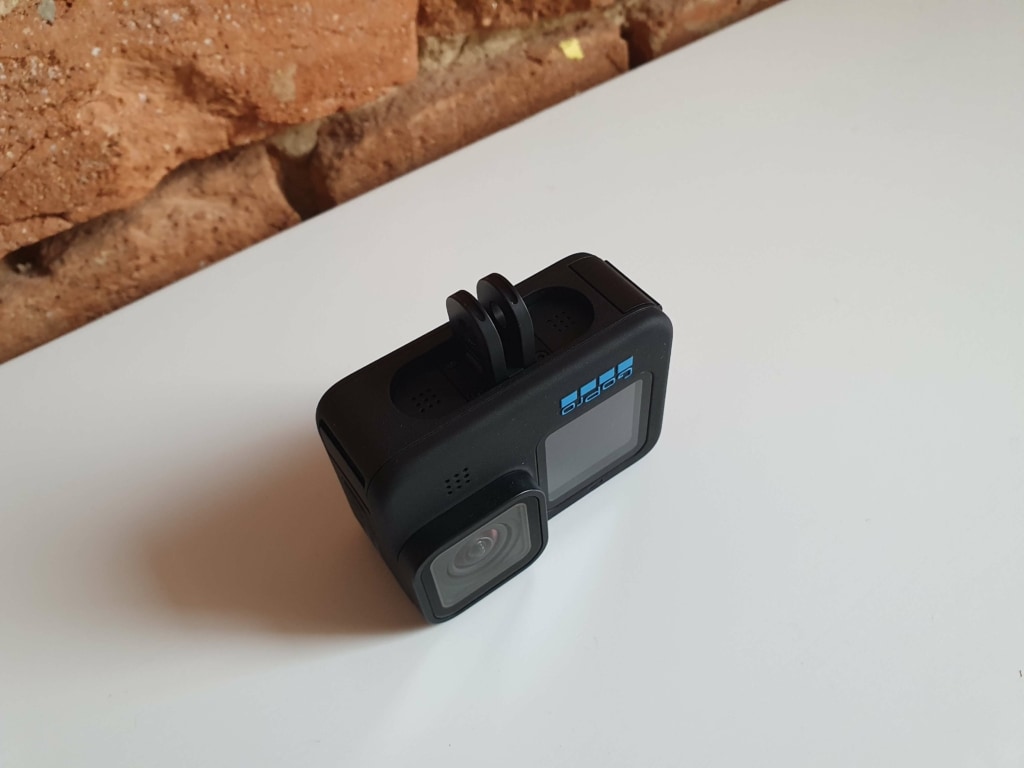 Mocowanie podstawy jest praktycznie ukryte w kamerze