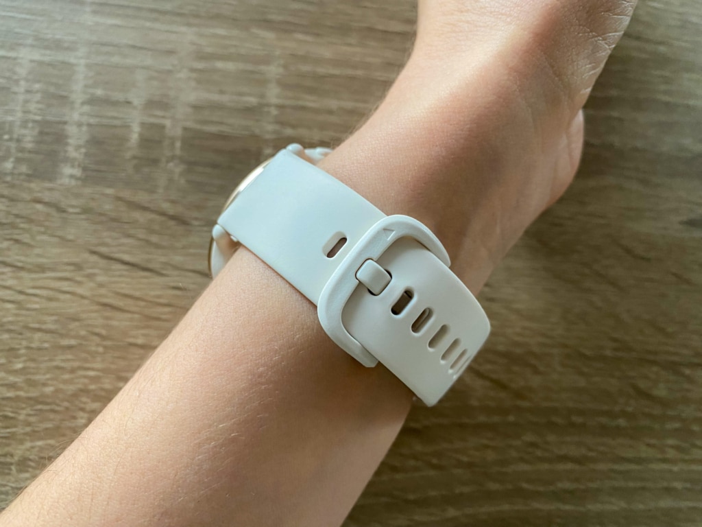 Zegarek posiada plastikowe zapięcie