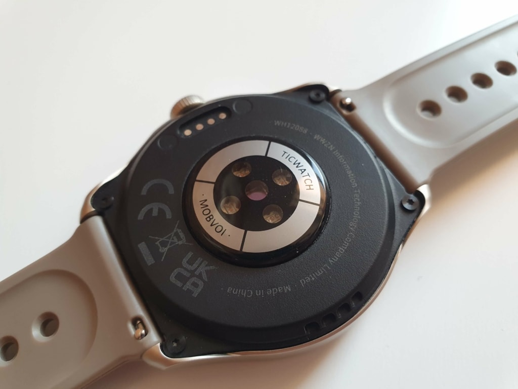 Czujniki są osadzone w plastikowej pokrywie