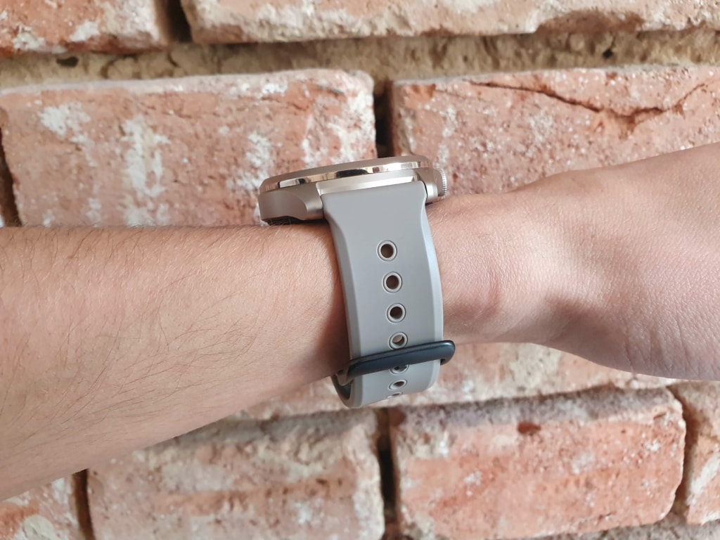 Wymiary koperty predestynują zegarek bardziej dla męskiej populacji