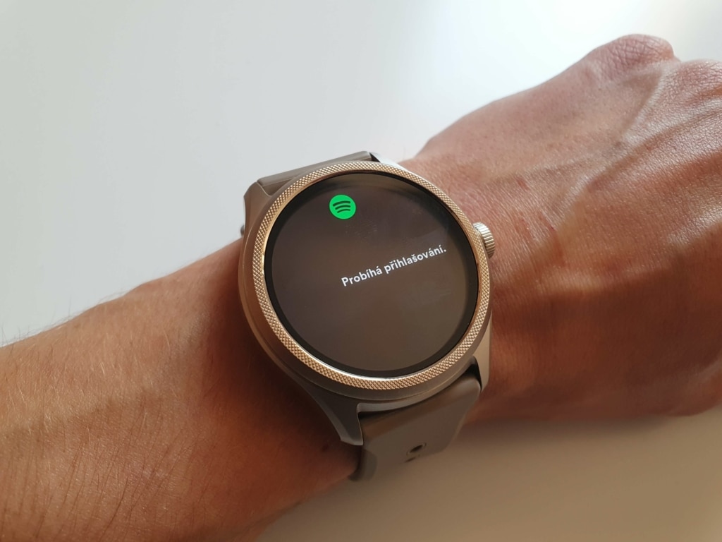 Do pobierania muzyki można użyć usług takich jak Spotify lub YouTube Music