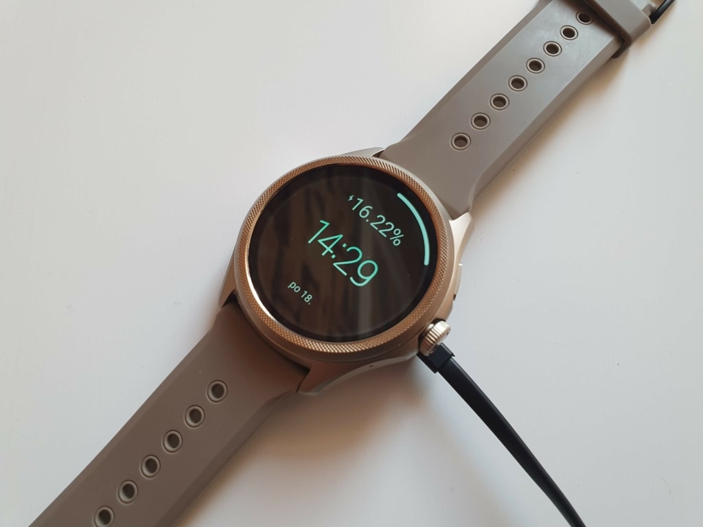 Podczas porannej rutyny możesz ładować zegarek przez cały dzień