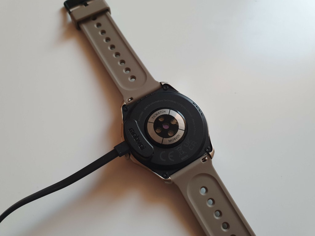 Ładowanie odbywa się za pomocą magnetycznego kabla zasilającego