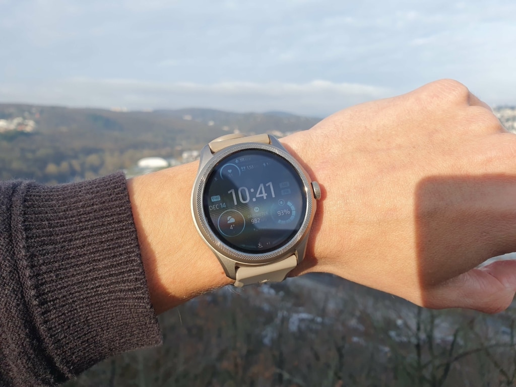 Wyświetlacz AMOLED jest czytelny w bezpośrednim świetle słonecznym