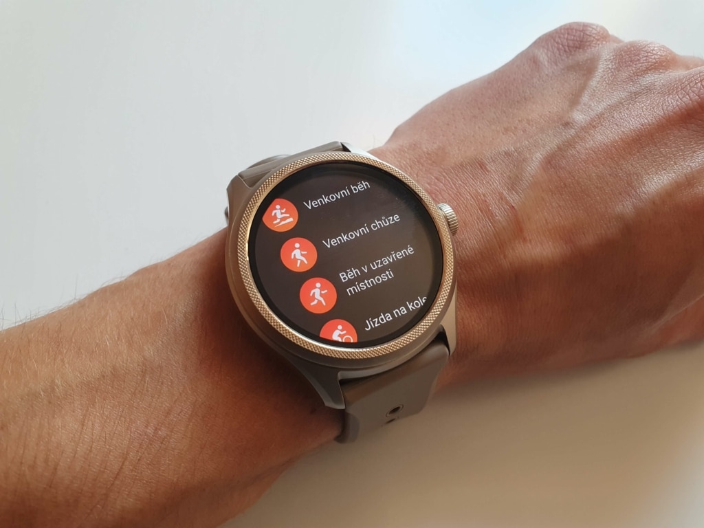 Menu monitorowanych sportów obejmuje ponad 100 aktywności