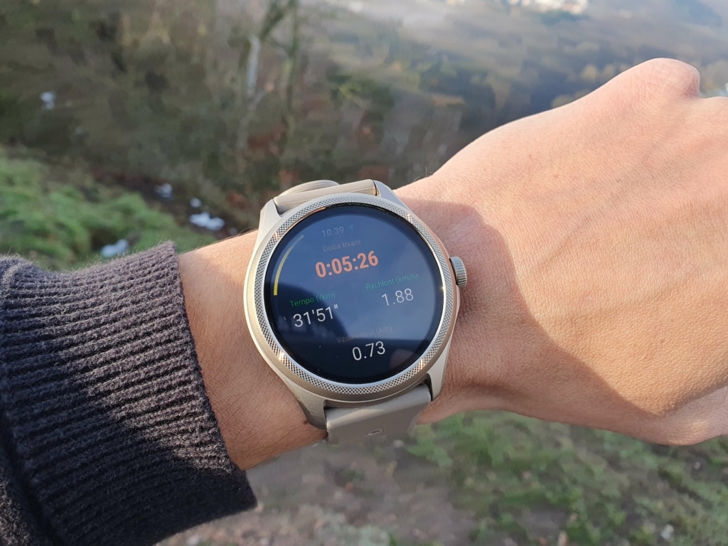 Podczas aktywności na zegarku znajdziemy większość dostępnych metryk