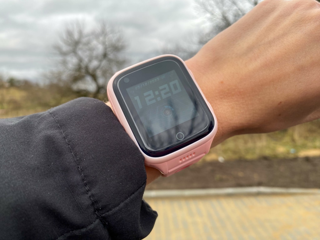 Wyświetlacz jest trudniejszy do odczytania na zewnątrz